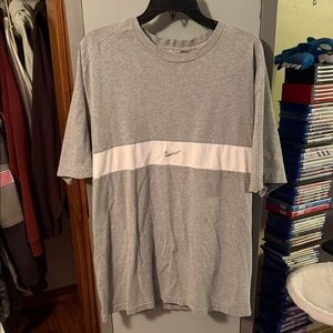 Nike Men's Gray and White Short Sleeve Tee